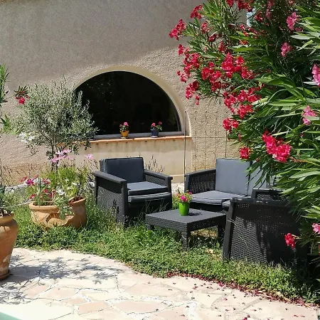 Provencale Dans Parc Du Luberon Pierrevert
